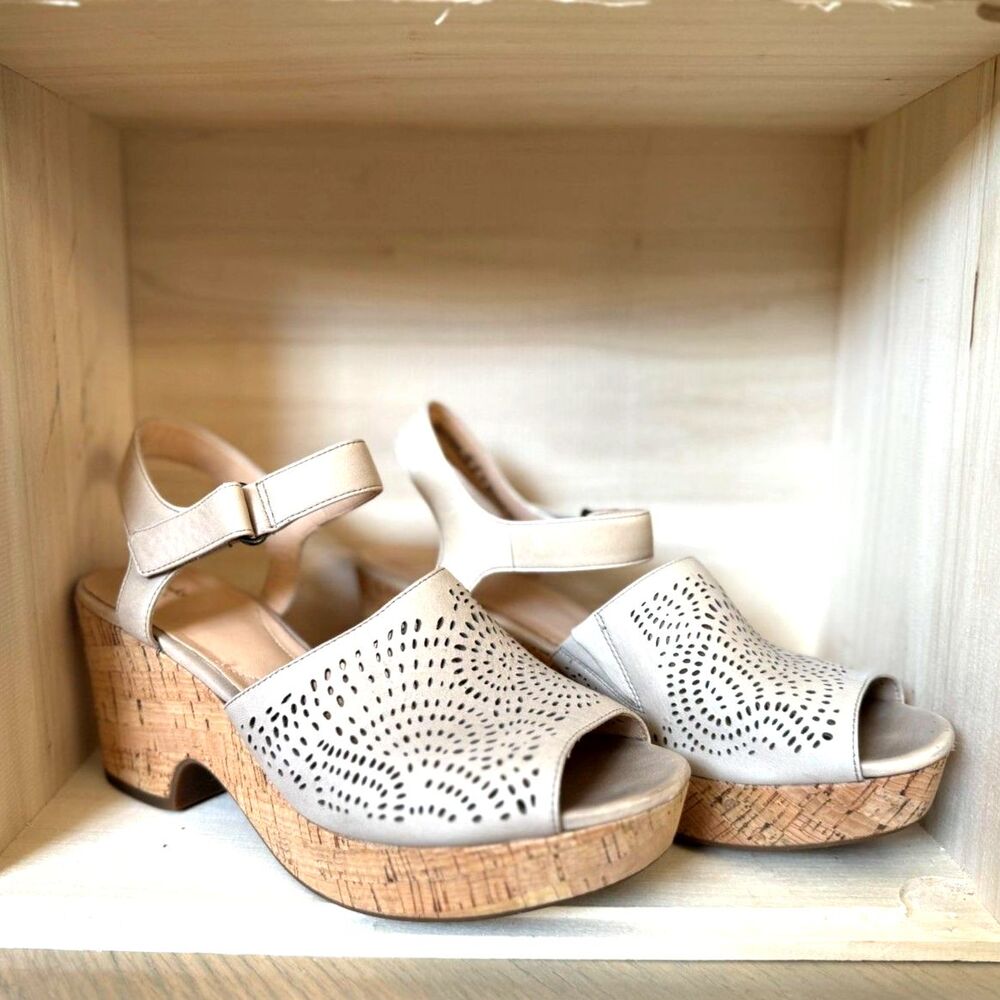 Clarks Maritsa Nila Perforated Sand Beige Leather Wedge Peep Toe Sandals Size 9